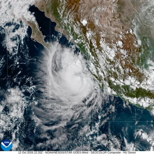 Imagen satelital del huracán Simon sobre el océano Pacífico, frente a las costas de Jalisco y Nayarit