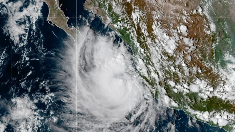 Imagen satelital del huracán Simon sobre el océano Pacífico, frente a las costas de Jalisco y Nayarit