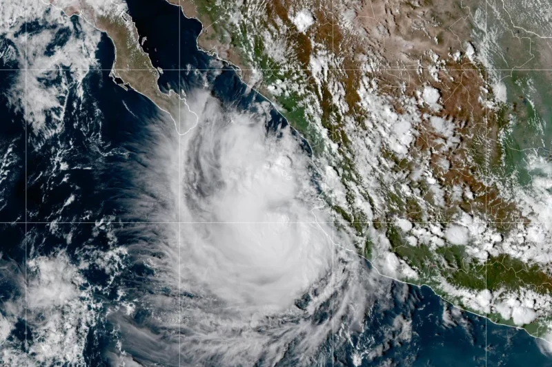 Imagen satelital del huracán Simon sobre el océano Pacífico, frente a las costas de Jalisco y Nayarit