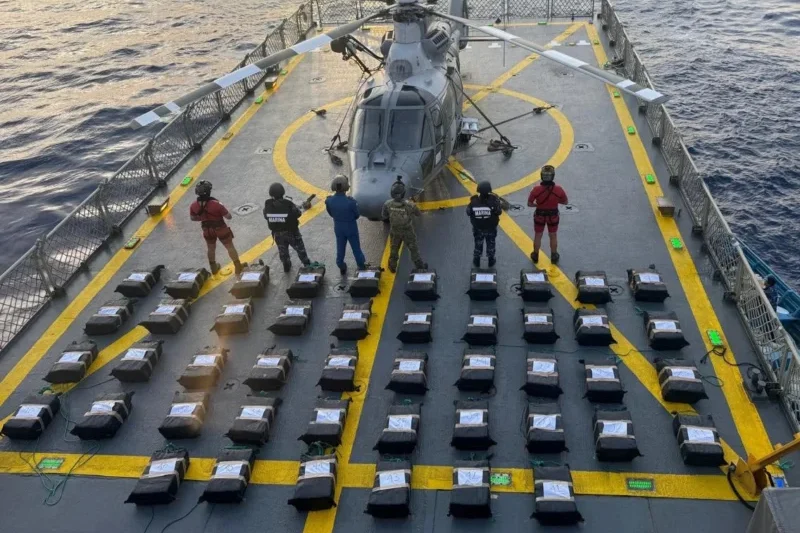 Bultos de cocaína asegurados en la cubierta de una embarcación de la Semar, con un helicóptero en la plataforma